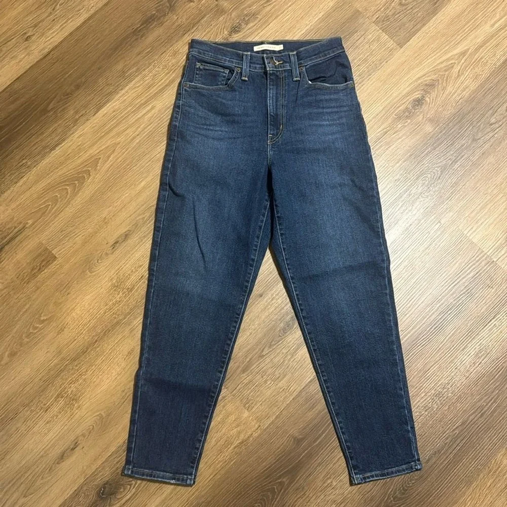 Levi's high waisted mom jean dark wash denim jeans size 27‎